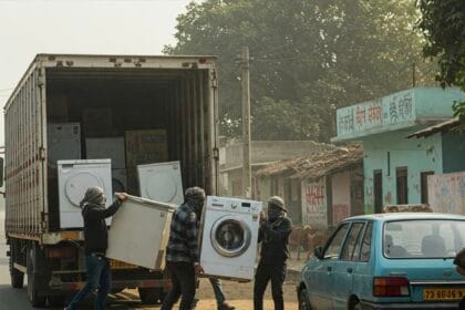 दादरी जीटी रोड स्थित में विश्नूली गांव के पास ट्रक से पांच फ्रिज और एक वाशिंग मशीन चोरी