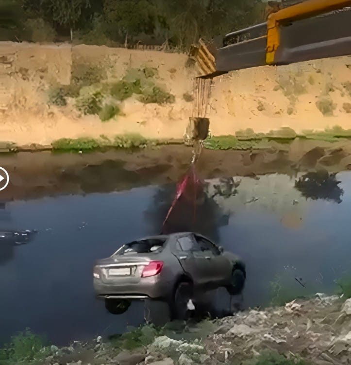 ग्रेटर नोएडा में गूगल मैप की गलती से स्टेशन मास्टर भारत भाटी की दर्दनाक मौत: 30 फीट गहरे नाले में गिरी कार