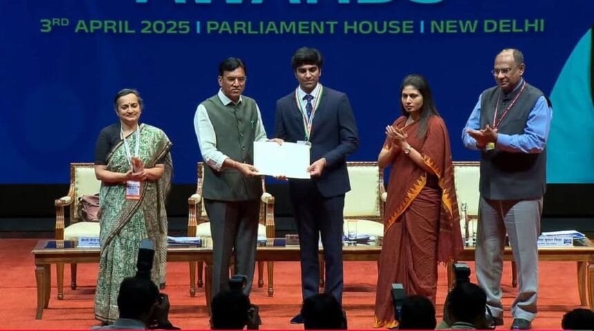 अर्जुन को राष्ट्रीय युवा पुरस्कार मिलते ही मायचा गांव में जश्न का माहौल, गोल्फर बेटे की उपलब्धि पर दादी-पिता की आंखें हुईं नम, गांव में बटी मिठाईयां