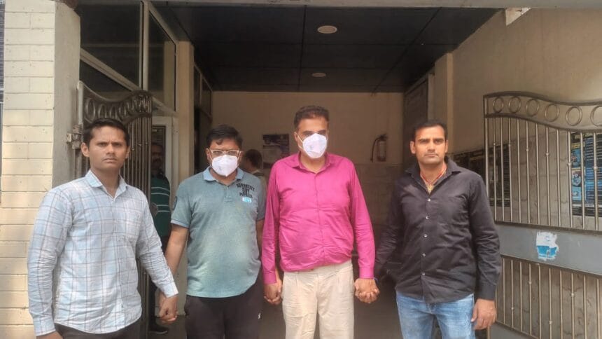 नोएडा में लोन के नाम पर मैजिक पेन से 5 लाख 25 हजार रुपये की धोखाधड़ी, दो साइबर अपराधी गिरफ्तार