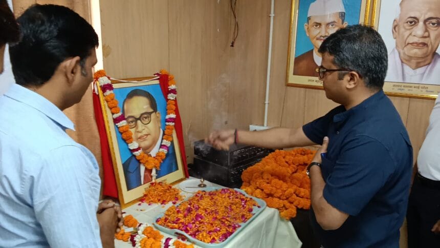ग्रेटर नोएडा: 'हमारा संविधान, हमारा विश्वास' कार्यक्रम संग मनाई गई अंबेडकर जयंती, डीएम और सीडीओ ने किया नमन