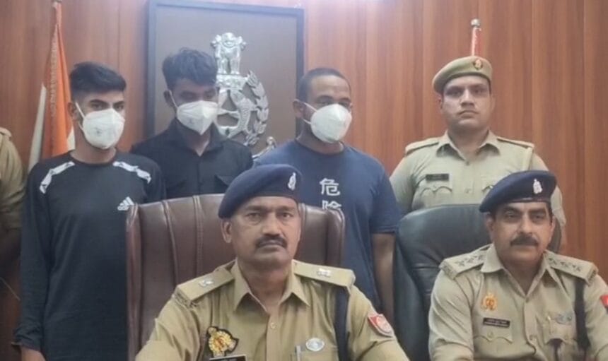 ग्रेटर नोएडा: कबाड़ियों से ₹1/किलो गत्ते पर रंगदारी वसूलने वाला गैंग बेनकाब, 3 बदमाश हथियार समेत गिरफ्तार