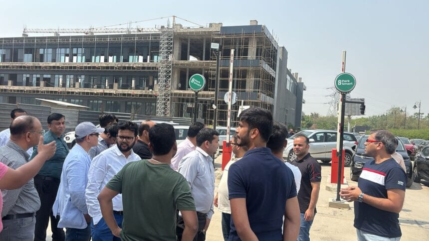 एनएक्स वन (NX-One) प्रोजेक्ट विवाद: ऑफिस स्पेस और पार्किंग न मिलने पर खरीदारों का जोरदार हंगामा