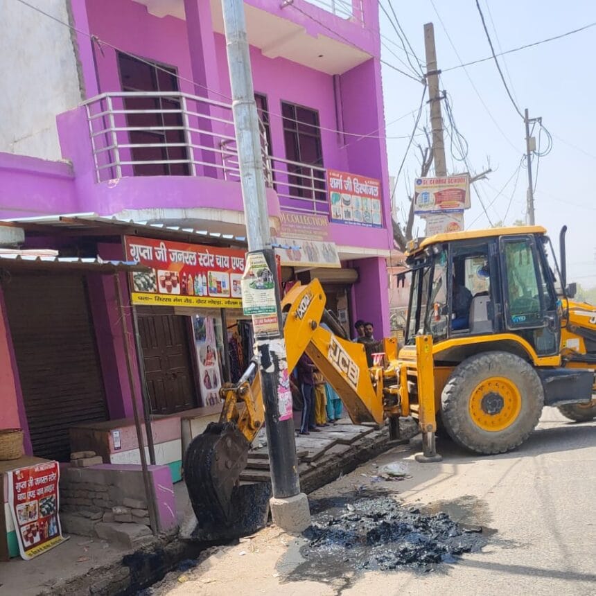 ग्रेटर नोएडा: 'स्मार्ट विलेज' सिरसा में जलभराव और गंदगी से त्राहिमाम, भारतीय टॉक न्यूज़ की ख़बरों द्वारा वीडियो वायरल होने के बाद जागा प्राधिकरण, सफाई अभियान शुरू