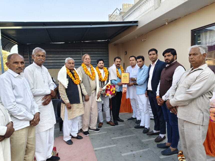 दहेज मुक्त विवाह करने वाले परिवार को संकल्प संस्था ने किया सम्मानित