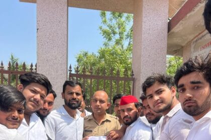 JIMS कॉलेज में छात्र आत्महत्या: अटेंडेंस के लिए टॉर्चर और मेंटल हैरेसमेंट का आरोप, सपा नेता मोहित के नेतृत्व में धरना