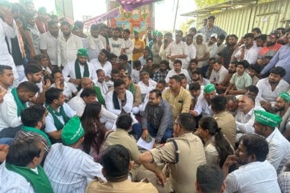 लुहारली टोल प्लाजा पर भारतीय किसान यूनियन मंच का धरना शुरू, पुरानी टोल व्यवस्था बहाली की मांग