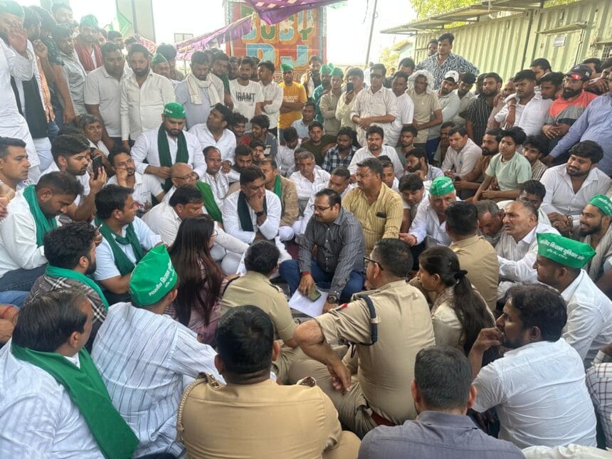 लुहारली टोल प्लाजा पर भारतीय किसान यूनियन मंच का धरना शुरू, पुरानी टोल व्यवस्था बहाली की मांग