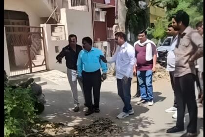 ग्रेटर नोएडा: जीएम भारती ने सेक्टर अल्फा 2 में गंदगी पर दिखाई नाराजगी, ठेकेदार को दिया सफाई का अल्टीमेटम