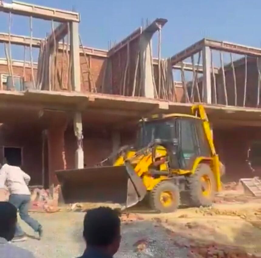 ग्रेटर नोएडा प्राधिकरण का अवैध विला प्रोजेक्ट पर बड़ा एक्शन, 'रामायणम विला' पर चला बुलडोजर , अवैध विला होंगे सील, कॉलोनाइजरों पर होगी एफआईआर - भारतीय टॉक न्यूज़ का असर ।