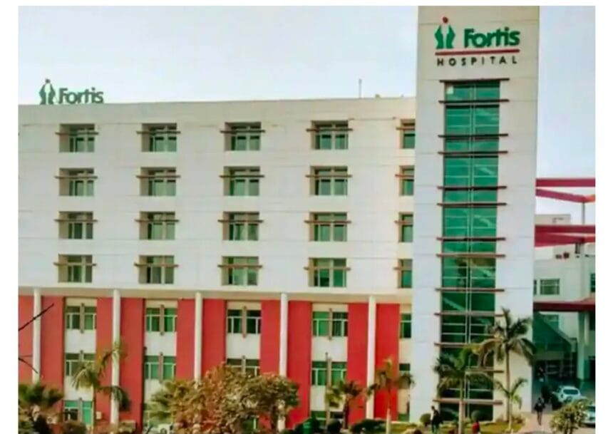 नोएडा फोर्टिस अस्पताल के बाथरूम में स्वास्थ्य कर्मी का संदिग्ध शव मिला, परिजनों का हंगामा