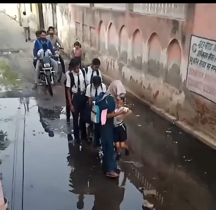 ग्रेटर नोएडा के सिरसा 'स्मार्ट विलेज  और अच्छेजा गांवों में बदहाली: जलभराव और गंदगी से ग्रामीण त्रस्त, स्कूली बच्चों का रास्ता दूभर