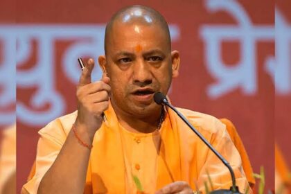 नोएडा-गाजियाबाद समेत यूपी में आंधी-बारिश का कहर: बिजली गिरने से 6 की मौत, सीएम योगी ने मांगी तत्काल रिपोर्ट