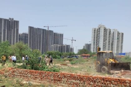 नोएडा में फिर गरजा बुलडोजर: सेक्टर 81 में 30 करोड़ की जमीन पर अवैध कब्जा ध्वस्त