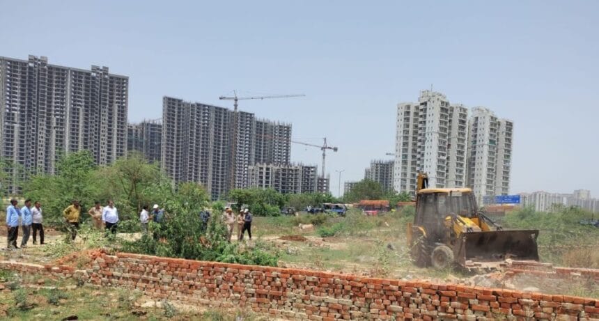 नोएडा में फिर गरजा बुलडोजर: सेक्टर 81 में 30 करोड़ की जमीन पर अवैध कब्जा ध्वस्त