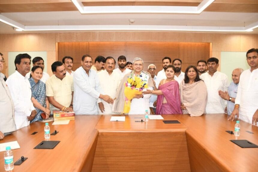 गौतमबुद्ध नगर में रेल विकास की नई पहल: सांसद डॉ. महेश शर्मा ने रेल मंत्री से की मुलाकात, खुर्जा में वंदे भारत ठहराव पर जताया आभार, कई नई मांगें रखीं