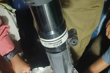 नोएडा में फायर ब्रिगेड ने दिखाई बहादुरी, 6 घंटे की मशक्कत के बाद बेंच में फंसी बच्ची की उंगलियां बचाईं