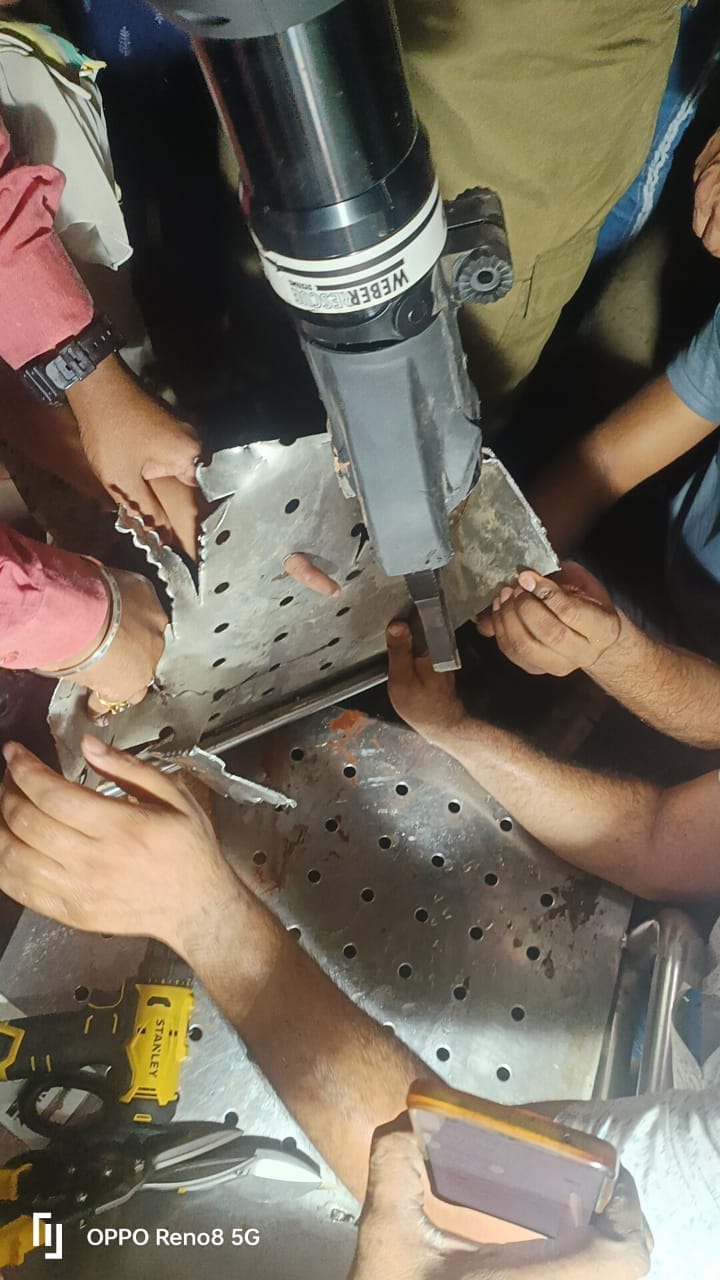 नोएडा में फायर ब्रिगेड ने दिखाई बहादुरी, 6 घंटे की मशक्कत के बाद बेंच में फंसी बच्ची की उंगलियां बचाईं