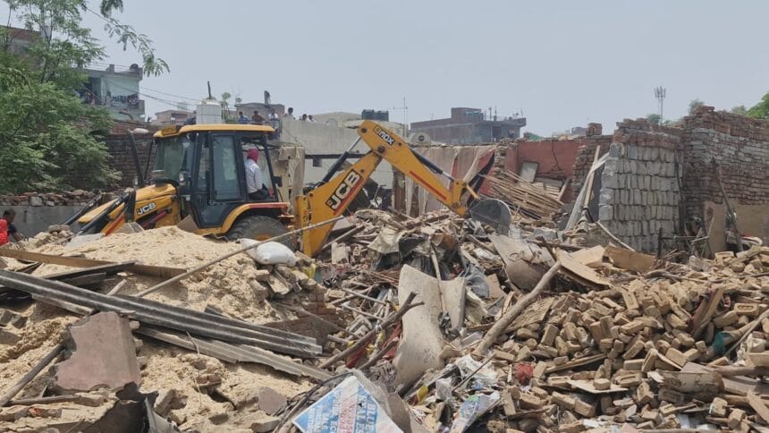 बुलडोजर एक्शन: ग्रेटर नोएडा में सिंचाई विभाग की 65 बीघा ज़मीन अतिक्रमण मुक्त, 50 करोड़ की संपत्ति बचाई