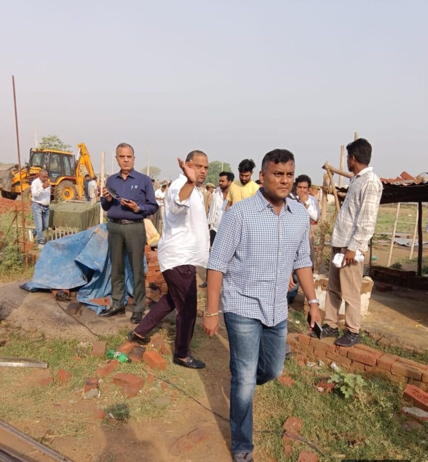 ग्रेटर नोएडा के वैदपुरा गांव में प्राधिकरण ने की बड़ी कार्रवाई:20,000 वर्ग मीटर जमीन पर अवैध विला निर्माण ध्वस्त