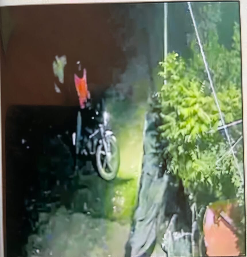 ग्रेटर नोएडा: अच्छेजा के पास ब्लू स्टोन रेजिडेंस कॉलोनी में चोरी, सीसीटीवी में कैद हुई घटना