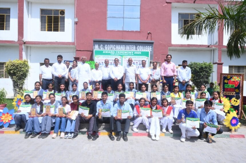 गौतमबुद्ध नगर: एम.सी.गोपीचंद इंटर कॉलेज में मेधावी छात्र-छात्राएँ सम्मानित , जिला विद्यालय निरीक्षक रहे मुख्य अतिथि