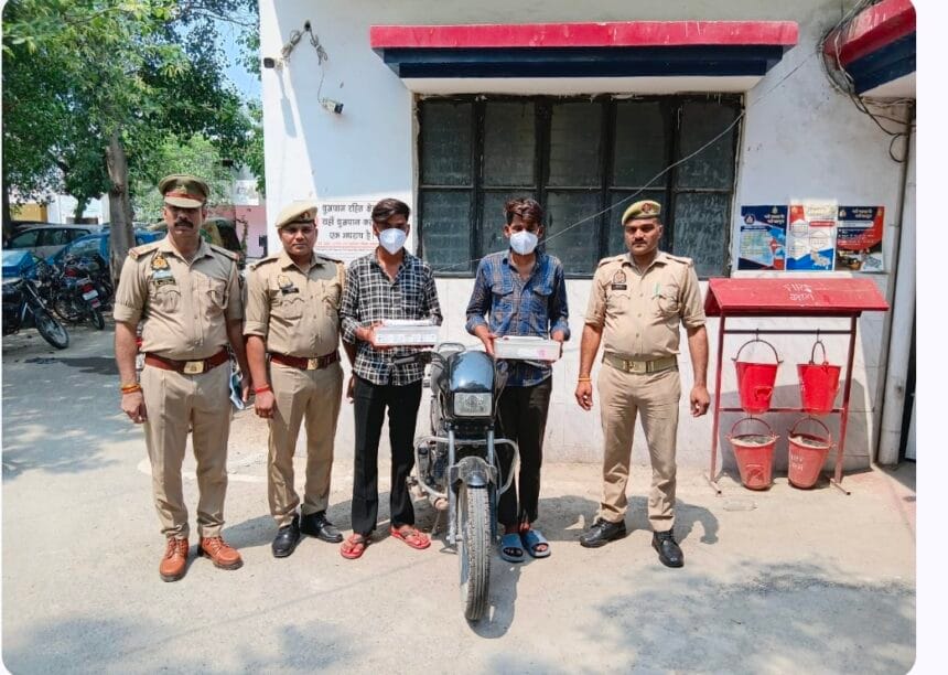 नोएडा पुलिस की बड़ी कार्रवाई: साप्ताहिक बाजार में मोबाइल चोरी करने वाले दो शातिर गिरफ्तार, पलक झपकते ही कर देते थे गायब