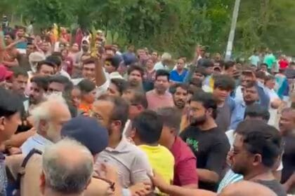 ग्रेटर नोएडा: मिगसन अल्टिमो (Migsun Ultimo) सोसाइटी में शेड गिरने से नानी और 2 साल के नाती की दर्दनाक मौत, बिल्डर पर लापरवाही का आरोप, लोगों का फूटा गुस्सा