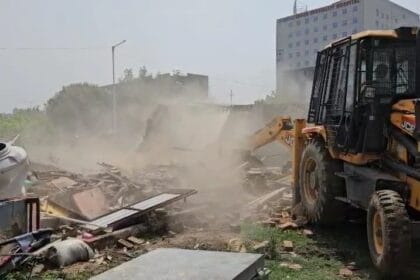 16 वर्षों का इंतजार समाप्त: ग्रेटर नोएडा में 10 आवंटियों को मिला अपनी भूमि पर अधिकार, 100 करोड़ की संपत्ति अतिक्रमण मुक्त