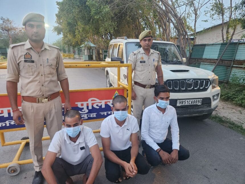 ग्रेटर नोएडा: स्टंटबाजी पड़ी भारी, पुलिस बैरिकेड खींचने वाले तीन युवक गिरफ्तार, स्कॉर्पियो जब्त