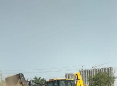 ग्रेटर नोएडा के सुनपुरा गांव में प्राधिकरण की बड़ी कार्रवाई: 20 हजार वर्ग मीटर जमीन से हटाया अतिक्रमण