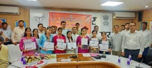 गौतमबुद्ध नगर के मेधावियों की धूम: लखनऊ में मुख्यमंत्री ने किया सम्मानित, जिले में भी बरसे इनाम