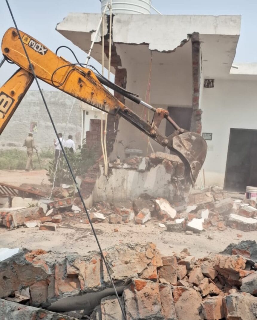 नोएडा: शफीपुर गांव के 40 हजार वर्ग मीटर अवैध निर्माण पर चला बुलडोजर, 6 करोड़ की जमीन मुक्त