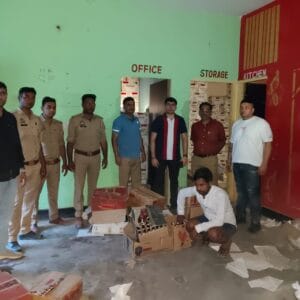  ग्रेटर नोएडा में सेहत से खिलवाड़: एक्सपायरी शराब और बीयर पर नए स्टिकर लगाकर बेचने वाले गिरोह का भंडाफोड़