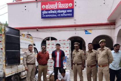 ग्रेटर नोएडा में सेहत से खिलवाड़: एक्सपायरी शराब और बीयर पर नए स्टिकर लगाकर बेचने वाले गिरोह का भंडाफोड़