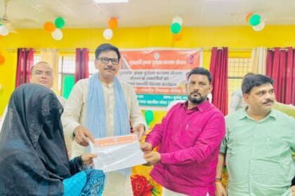 जेवर: मुख्यमंत्री कृषक दुर्घटना योजना से मिली संजीवनी, 5 पीड़ित किसान परिवारों को 5-5 लाख की आर्थिक मदद