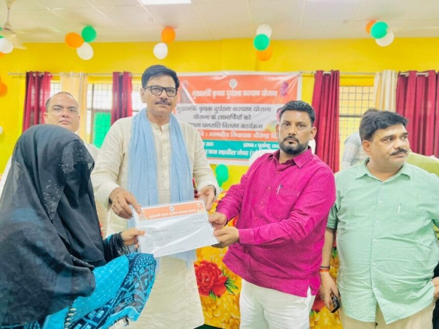 जेवर: मुख्यमंत्री कृषक दुर्घटना योजना से मिली संजीवनी, 5 पीड़ित किसान परिवारों को 5-5 लाख की आर्थिक मदद