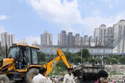 ग्रेटर नोएडा में अवैध कूड़ा फेंकने वालों पर बड़ी कार्रवाई: एक लाख का जुर्माना, जब्त हुई ट्रैक्टर-ट्राली और जेसीबी
