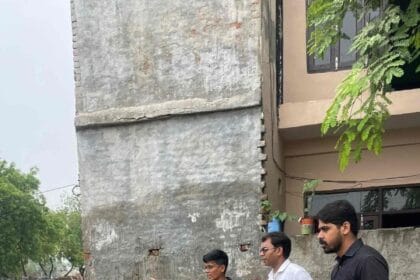 ग्रेटर नोएडा के बिरौंडी गांव में गंदगी देख भड़कीं एसीईओ, ठेकेदार पर 2 लाख का जुर्माना और कर्मचारियों का वेतन रोका