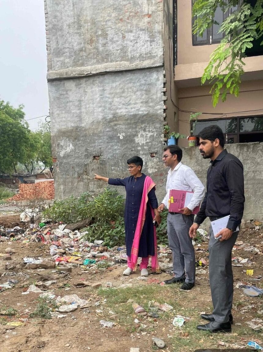 ग्रेटर नोएडा के बिरौंडी गांव में गंदगी देख भड़कीं एसीईओ, ठेकेदार पर 2 लाख का जुर्माना और कर्मचारियों का वेतन रोका