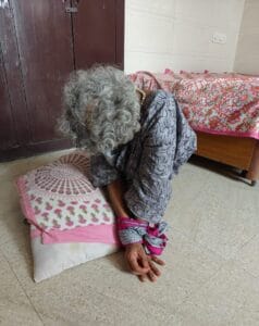  नोएडा का 'वृद्धाश्रम' बना अमानवीय कैदखाना: तहखानों में बंद मिले बुजुर्ग, हाथ बंधी महिला का वीडियो वायरल"