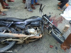  ग्रेटर नोएडा  दादरी एनटीपीसी रोड पर दर्दनाक हादसा: ड्यूटी पर जा रहे युवक को ट्रक ने कुचला, परिजनों का सड़क पर प्रदर्शन