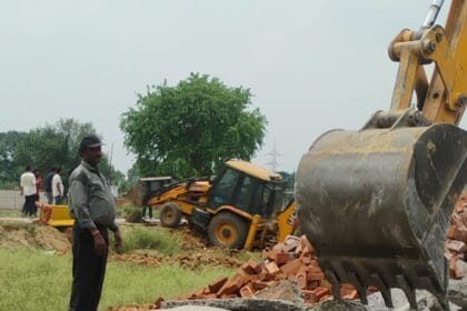 ग्रेटर नोएडा आमका गांव में अतिक्रमण हटाने गई टीम पर हमला: भू-माफिया ने की मारपीट, एफआईआर दर्ज ,150 अज्ञात लोग नामजद