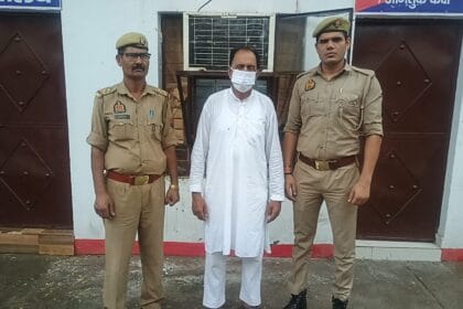 भाजपा नेता की दबंगई: ग्रेटर नोएडा में महिला और उसके बेटे को चप्पल-डंडों से पीटा, वीडियो वायरल, आरोपी गिरफ्तार