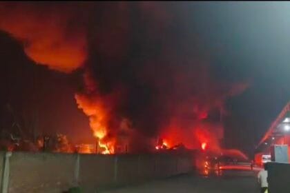 ग्रेटर नोएडा : धूम मानिकपुर की केमिकल फैक्ट्री में भीषण आग, लाखों का नुकसान