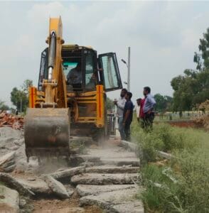  ग्रेटर नोएडा आमका गांव में अतिक्रमण हटाने गई टीम पर हमला: भू-माफिया ने की मारपीट, एफआईआर दर्ज ,150 अज्ञात लोग नामजद