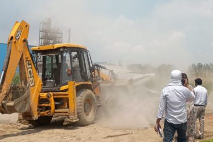 ग्रेटर नोएडा धूम मानिकपुर में प्रशासन की बड़ी कार्रवाई: 4870 हेक्टेयर सरकारी जमीन से हटाया गया वर्षों पुराना कब्जा