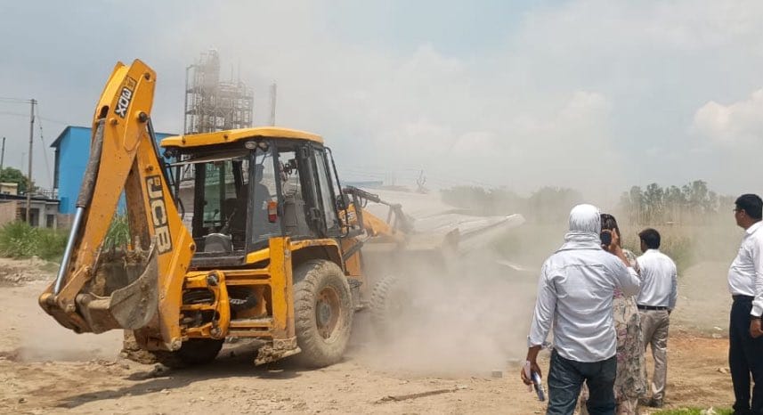 ग्रेटर नोएडा धूम मानिकपुर में प्रशासन की बड़ी कार्रवाई: 4870 हेक्टेयर सरकारी जमीन से हटाया गया वर्षों पुराना कब्जा