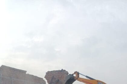 हिंडन नदी के डूब क्षेत्र में अवैध कॉलोनी पर चला बुलडोजर: ग्रेटर नोएडा प्राधिकरण ने 30 हजार वर्ग मीटर जमीन कराया मुक्त