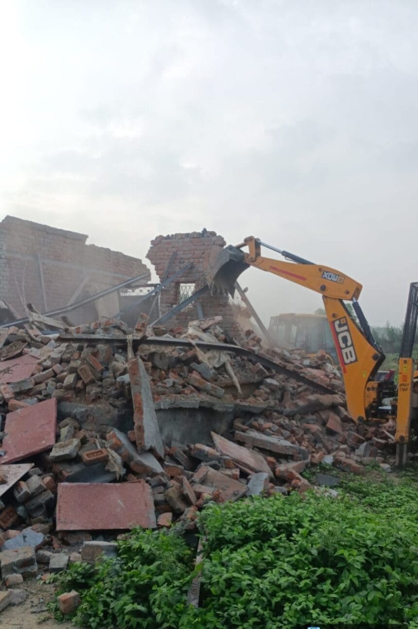 हिंडन नदी के डूब क्षेत्र में अवैध कॉलोनी पर चला बुलडोजर: ग्रेटर नोएडा प्राधिकरण ने 30 हजार वर्ग मीटर जमीन कराया मुक्त